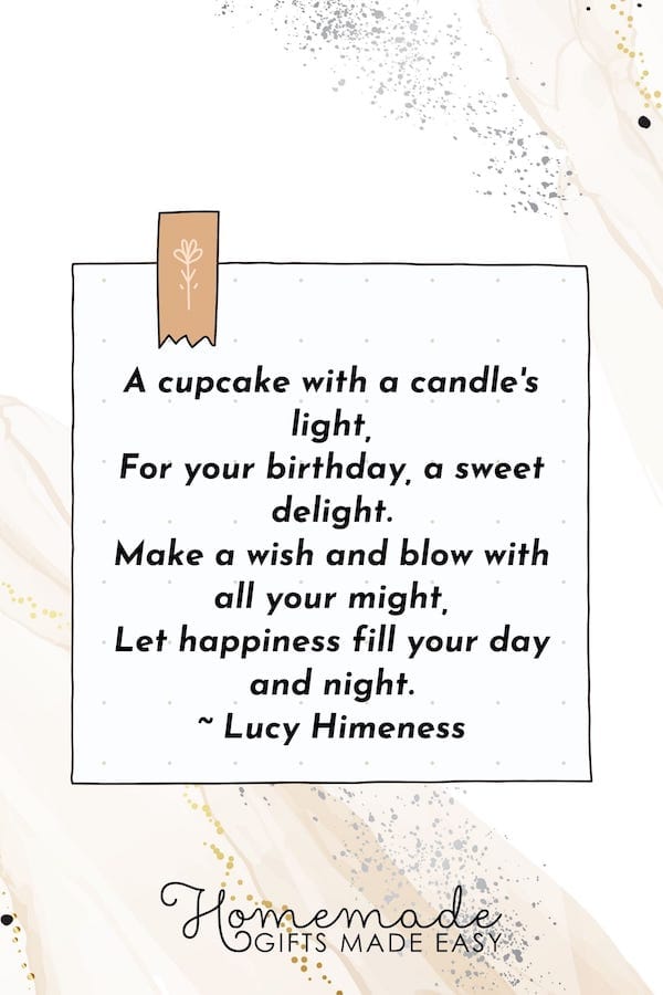 souhaits d’anniversaire un cupcake avec une lumière de bougies