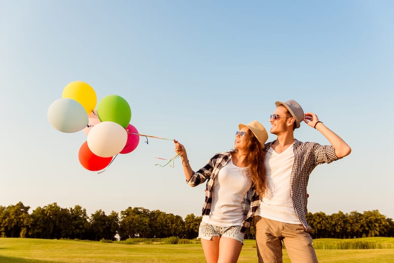 birthday wishes for boyfriend outdoors couple with balloons