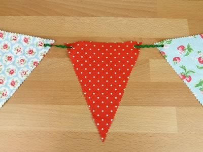 how to make decorative bunting threading ric rac