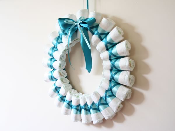 DIY Diaper Wreath (DIY baby shower decoration)