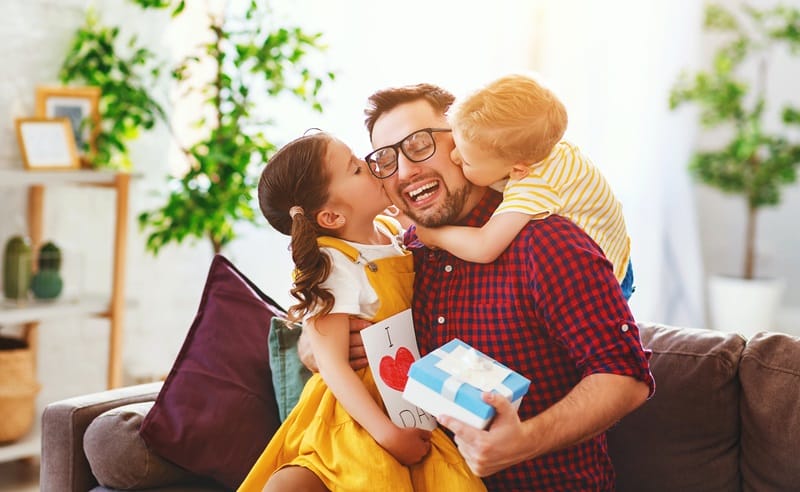 happy fathers day wishes kids giving dad a gift