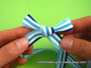 simple ribbon bow tying
