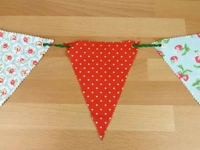 how to make decorative bunting threading ric rac