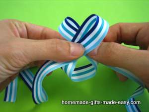 simple ribbon bow tying